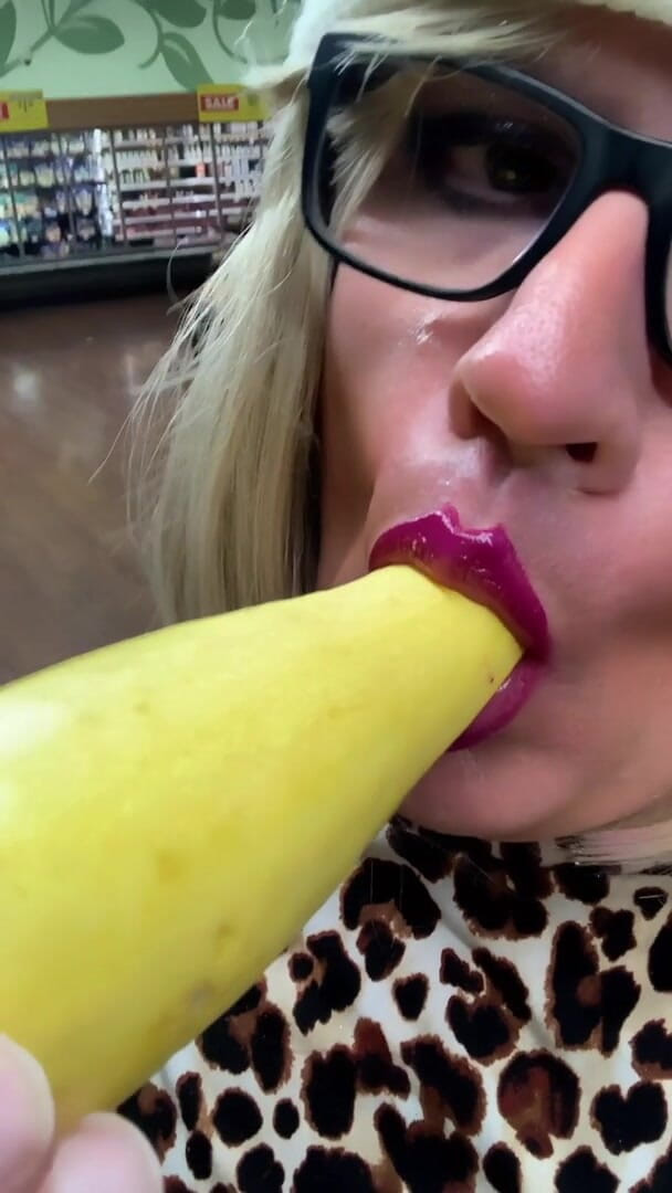 CindieLove: Transsexuală drăguță nebună, blugi sexy cu fundul la țintă, CD-ul Drăgaș...