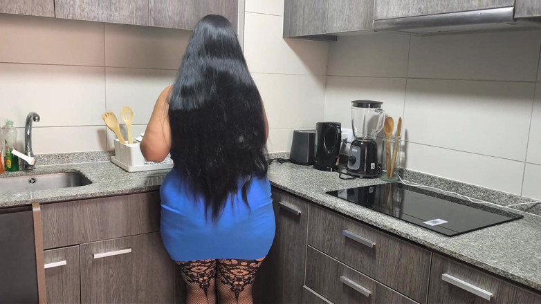 Riderqueen: Video voor fans, stiefmoeder verrast in de keuken