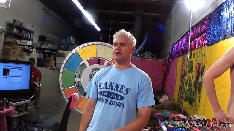 Immoral Live: Nikki Sexxx a Vicki Chase soutěží v výzvě sání ptáka!