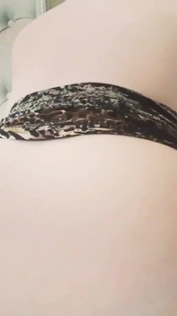 インフレータブルヨガボールの上でマンコと巨乳を出して跳ねる!