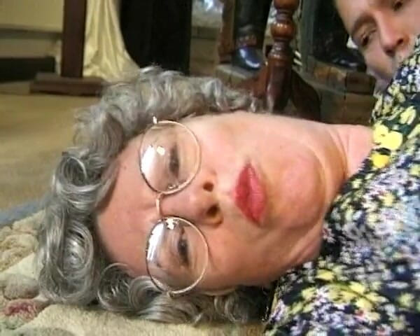German's Fat and Old Ladies: Comiendo leche a la abuela alemana le gusta jugar con...