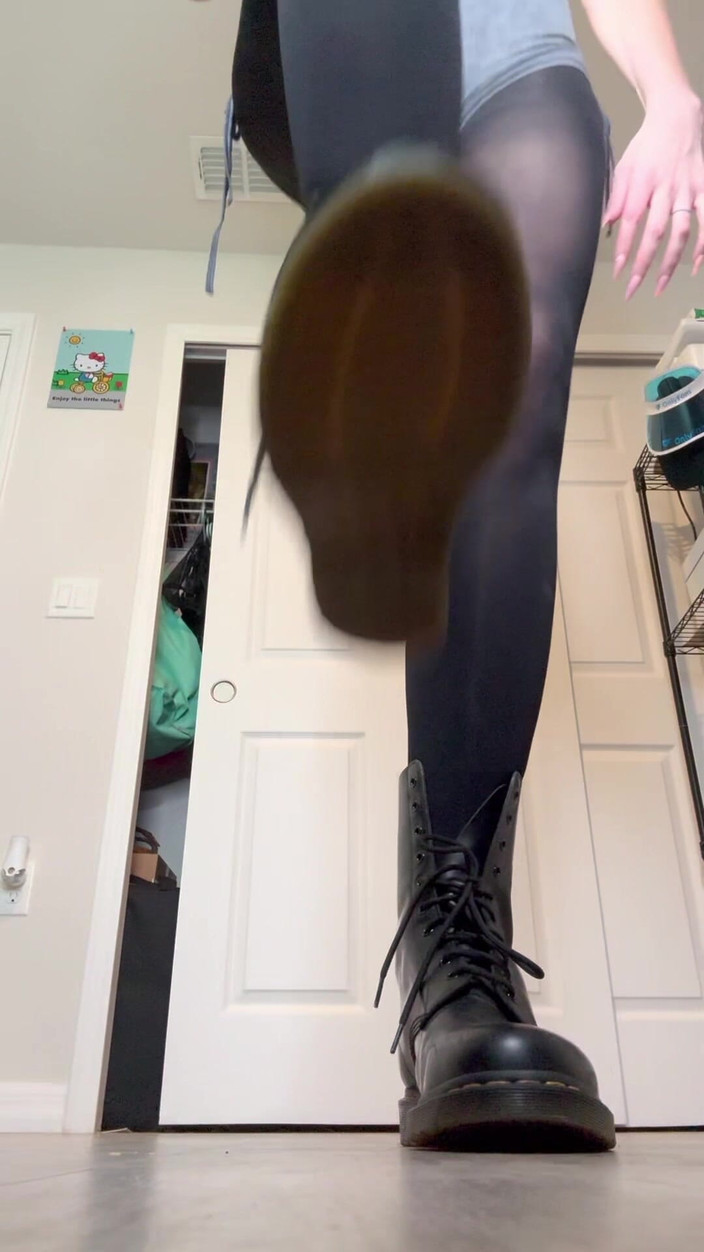Peppermint Giantess: Stomping Hard in Boots Size 16 Kaki