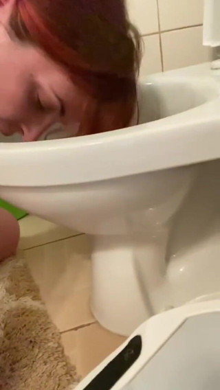 Elena917: Meando y limpiando el baño con la lengua