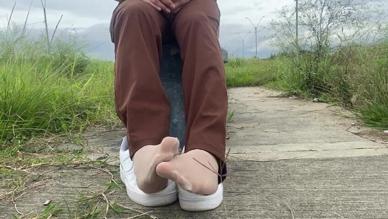 Mr Feet Colombia: 彼女は公の場で靴を剃り、透けたストッキングを履く