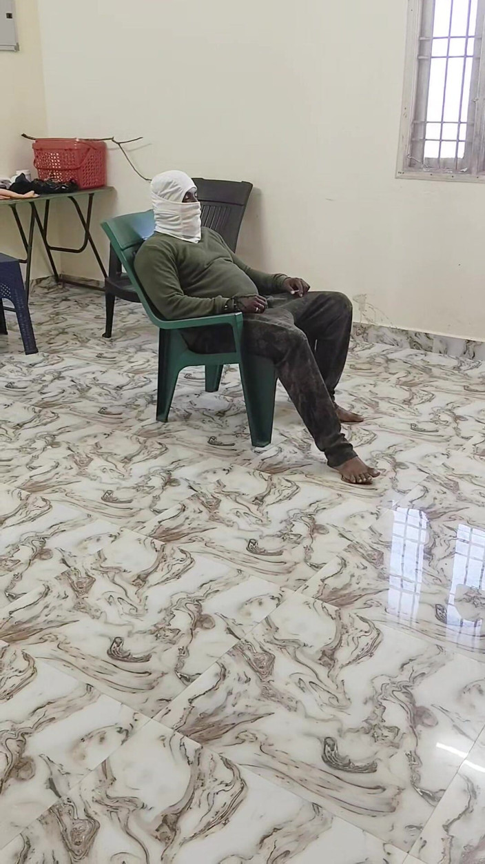 Thesana: 남편이 TV를 보면서 바람피는 마누라를 따먹는 Ac Mechanic