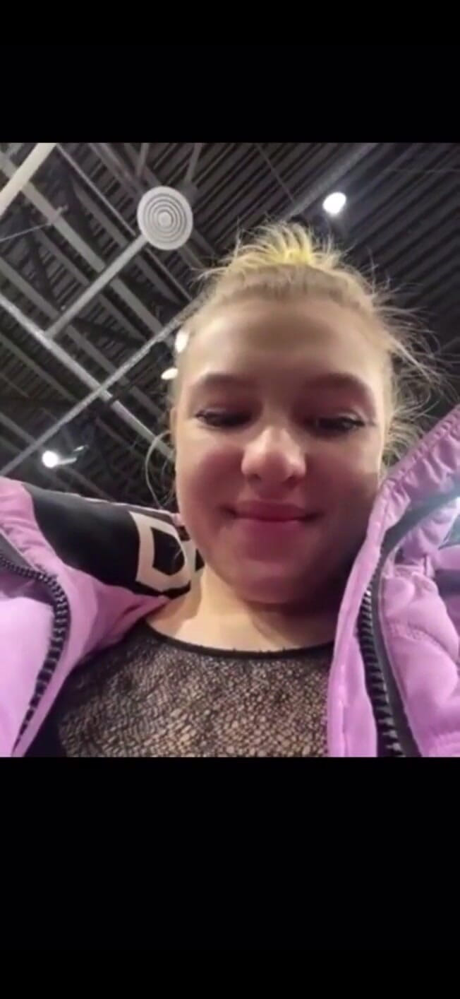 JuiceLussie: 탈의실에서 자위하고 진동하는 보지