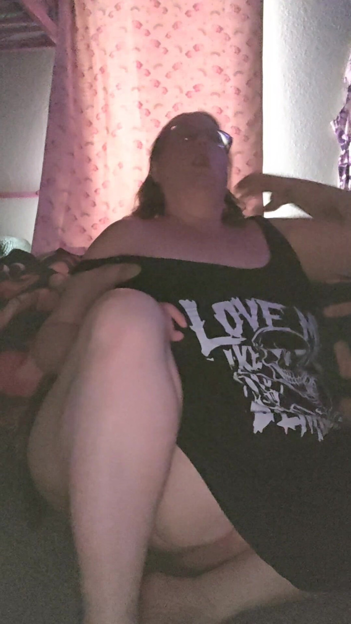 Misssunshinevip: Stavo giocando con la mia figa e penso che qualcuno...
