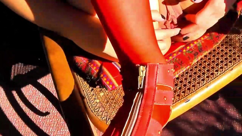 Just beauty and solo girls: Roodharige latina spijkerbroek cameltoe en poesje vingeren