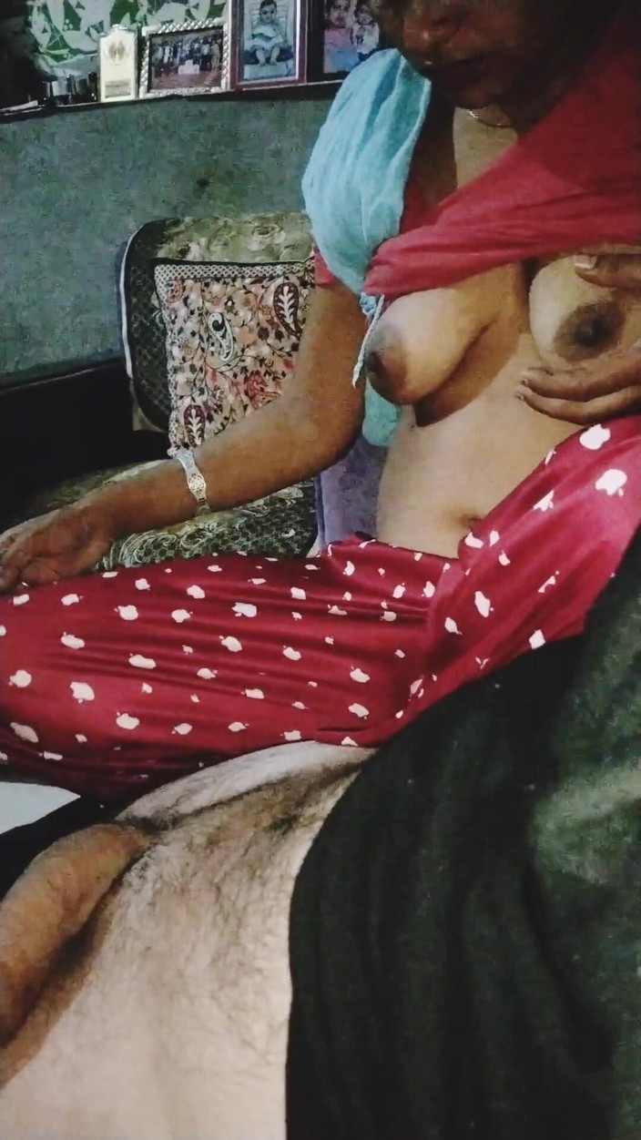 Desi Sex Slave: デシのホットな女の子が友達に快楽で手コキするジャーキーな女の子