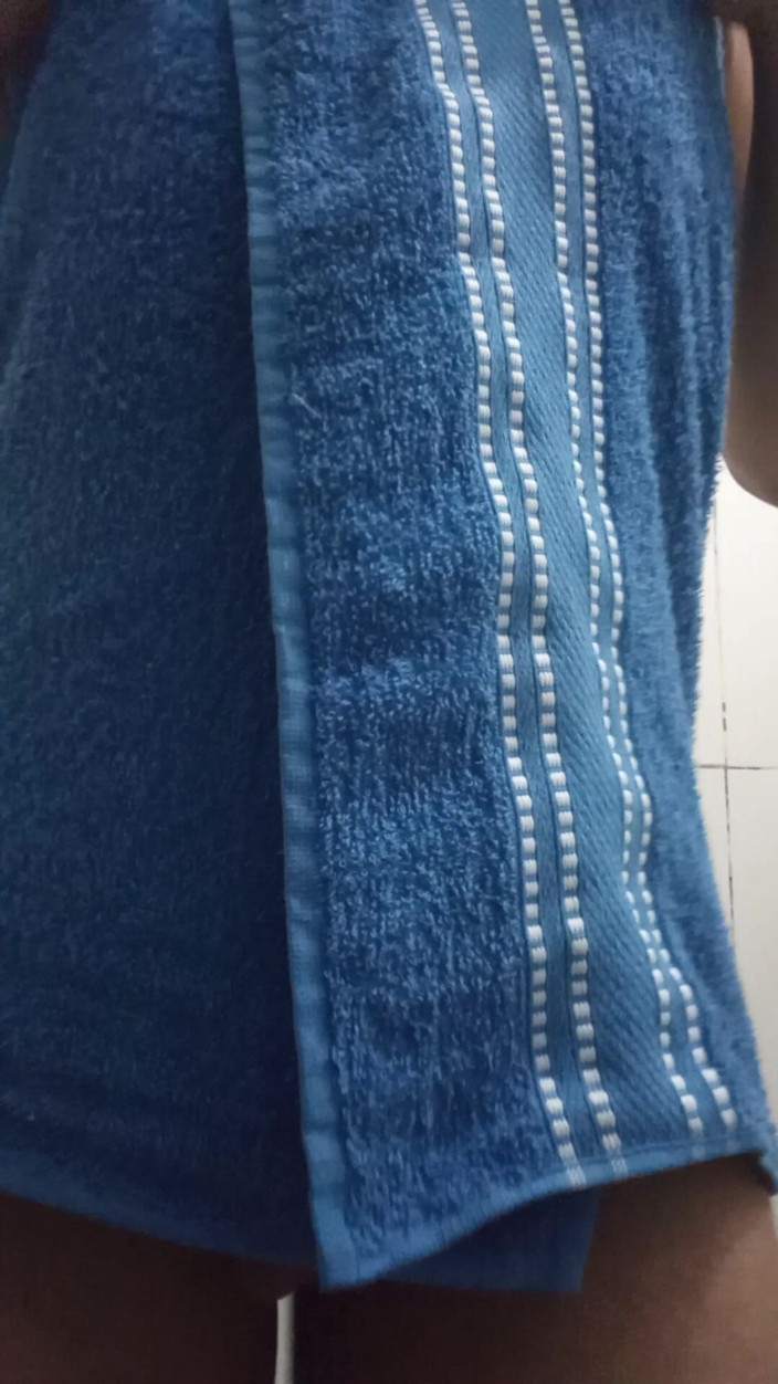 AngelMature: Madrasta tira a roupa para ser vista atrás da porta...