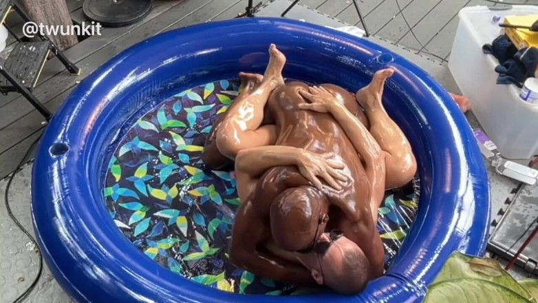 twunkitXXX: 異人種間ベアバックオイルレスリング&amp;セックス
