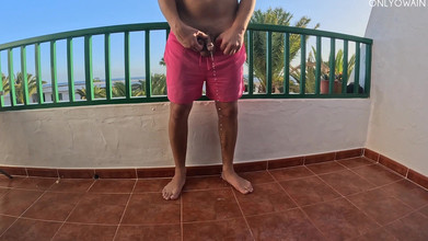Onlyowain: Orinar en el balcón de vacaciones