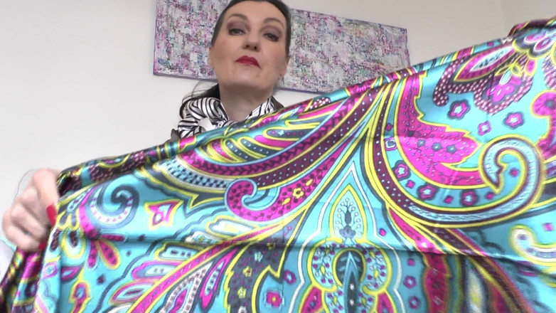 Lady Victoria Valente: Permainan selendang satin seksi dengan bibir merah tebal, joi, Lady...