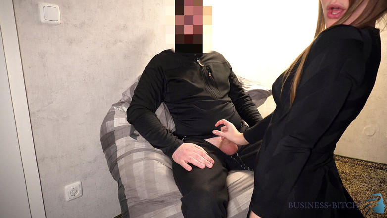 Business Bitch: Kráska v malých černých šatech jezdí na péru