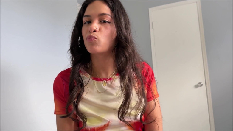 Alex Adams: Pequeña compañera de cuarto latina quiere follar - Luxe La Fox -...