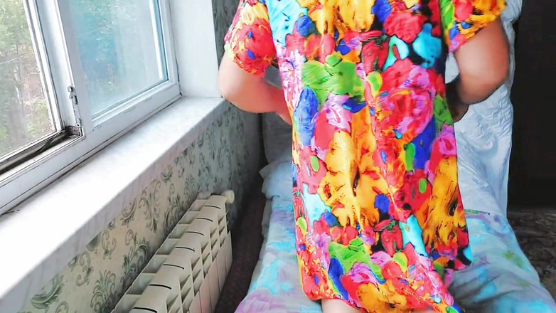 Kitty_Cross: 外に出る前にスカートをブラッシングするかわいいトランスの女の子