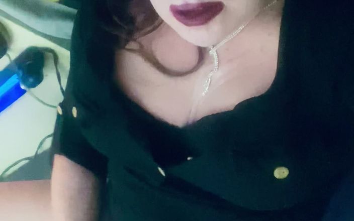 Krissy Sweets: Krissy sweet si accarezza il suo cazzo