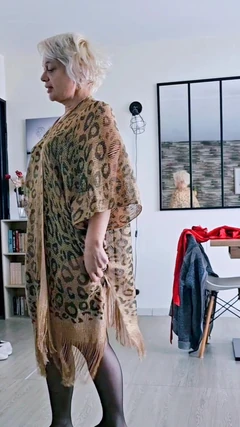 In abito sexy sto aspettando che tu venga a scopare la mia figa e il mio culo