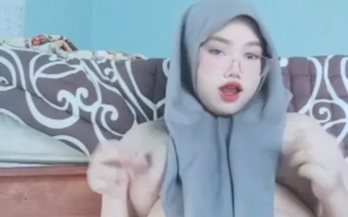 Jilbab69: 발정난 Jilbab 소녀의 자위로 젖은 질에서 액체가 나오게 합니다.
