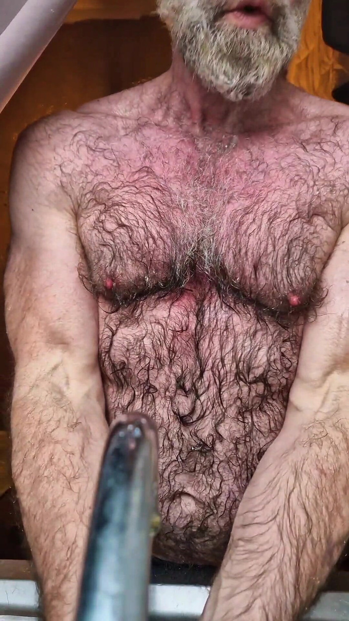 JackvanDean: Urso musculoso peludo esfria