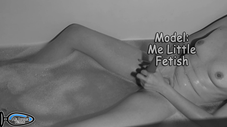 Me_little_fetish: Masturba la figa di 18+ con un vibratore e ottiene la...