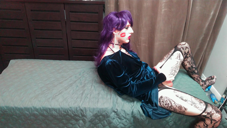Sissy Bailey Wilde: แต่งตัวข้ามเพศรอยสักสุดฮอตชักว่าว