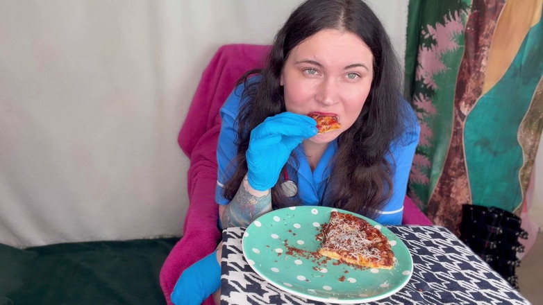 MissFFW: 長い一日の後に食べている看護師