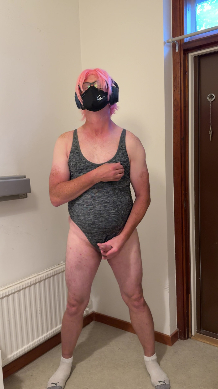 Julia Trans: Trany шлепает задницу, яйца, мастурбирует и кончает для папочки