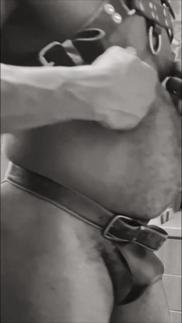 Brodyjayrichardson: Black Fetish Bodybuilder Nippleplay and Toying Prostate Massager Cumshot