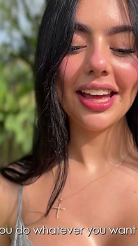 Een man met een enorme pik neukt me zonder condoom buitenshuis - Iris Rodriguez