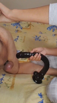 La padrona sexy badkittyb non mostra pietà per il culo dello schiavo. Scopata anale con cazzo mostruoso
