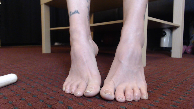 Abby Anna: Toe Doğal Tırnaklarını Gösteriyor