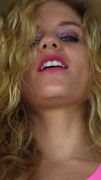 Anabelle Pync - menaiki tangga rok