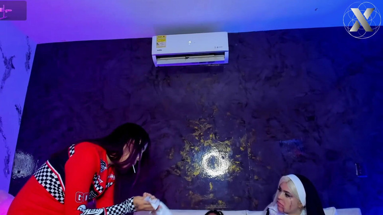 Lesbian Friends: 阴户口交直到愉悦地呻吟