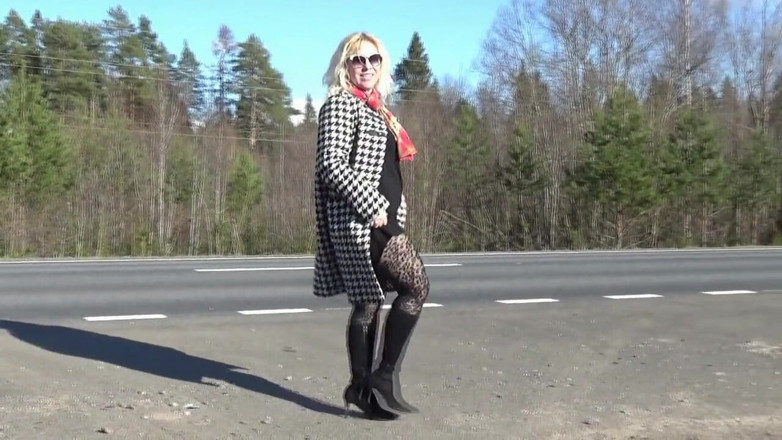 Nylon-Heels: Stoute babe onderweg