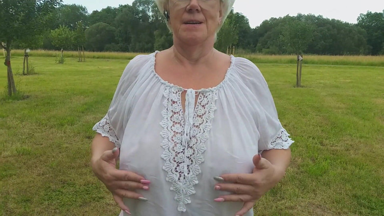 PureVicky66: Hot Granny Piss Outdoors