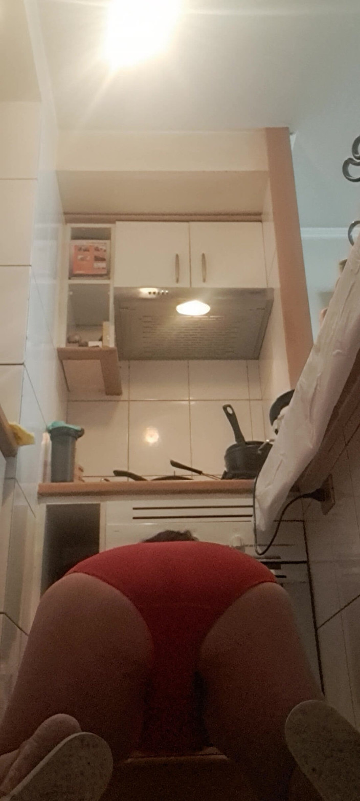 Mommy big hairy pussy: MILF in mutandine rosse in cucina