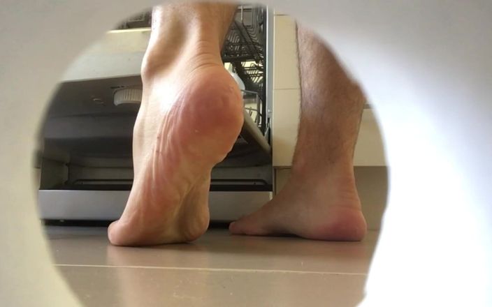 Manly foot: Preenchendo a máquina de lavar louça com Barefeet - Manlyfoot