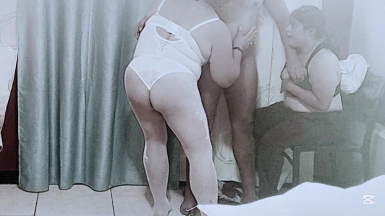 Sofixxx: Bunica se masturbează în timp ce o privește pe sora mea...