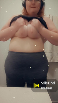 Tetas fuera y bailando