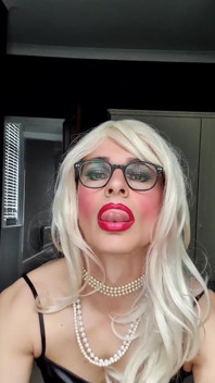 Je plagen in mijn zwarte satijnen jurk, volledige make-up, parels, opera leren handschoenen, kousen, bretels, parels, kuisheid, blondine