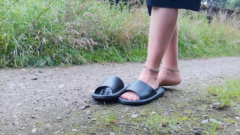 Carmen_Nylonjunge: Nylon Feet Take a Walk in Nature