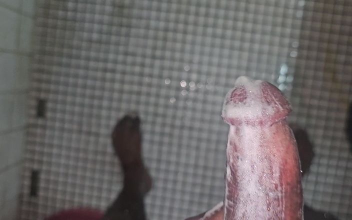 Mike Raj: Memekku dientot habis-habisan sama kuli rumput di kamar mandi!