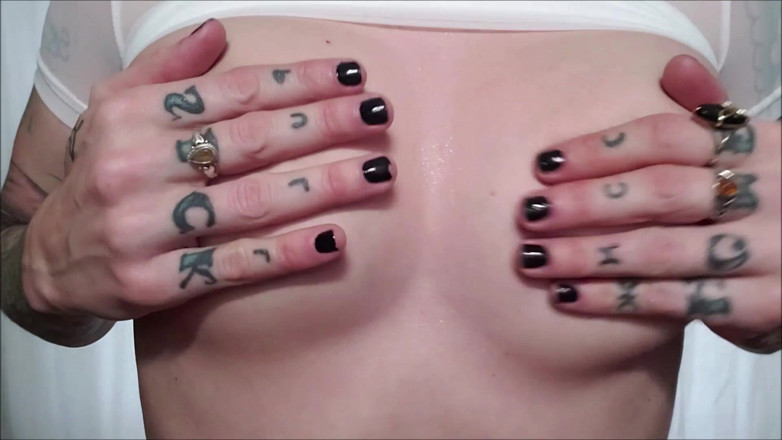Miss Morticia: Spitzen üppig