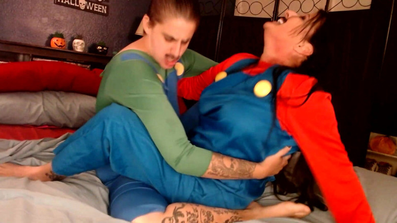 Abby Anna: Lezbiyen cosplay mario ve luigi makaslama