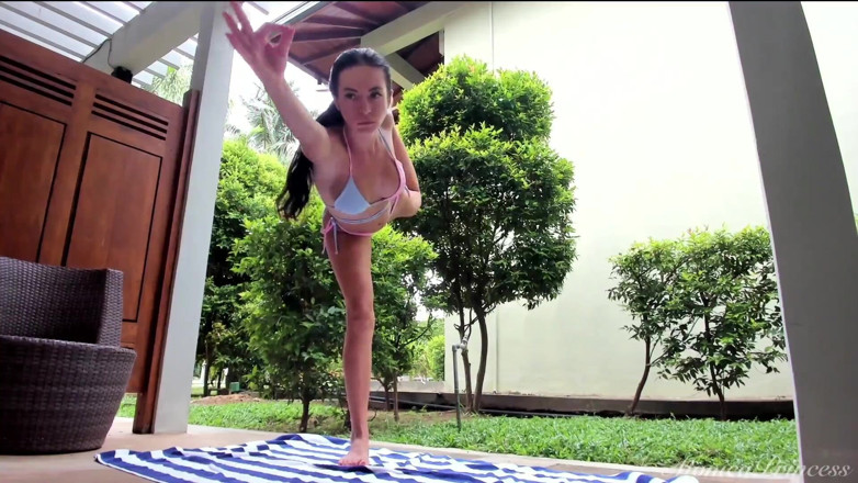 Princess Monica: Yoga bendungan yang bikin kamu sange berat