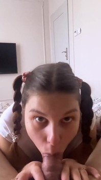 Cette demi-sœur salope veut juste sucer des bites et avaler du sperme