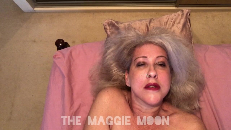 Maggie Moon: 接写潮吹きショットで私を犯すPOV