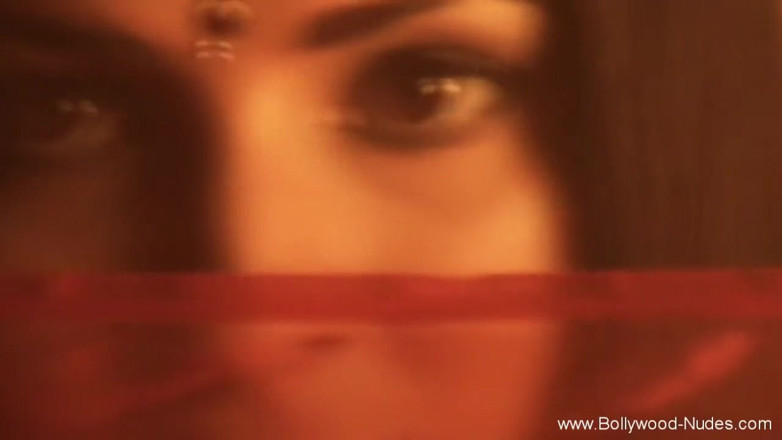 Bollywood Nudes: 彼女はこの方法で男性を誘惑する方法を学びます