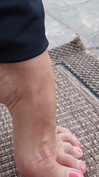 Belle Femme Blonde Aime L’adoration Des Pieds À L’extérieur